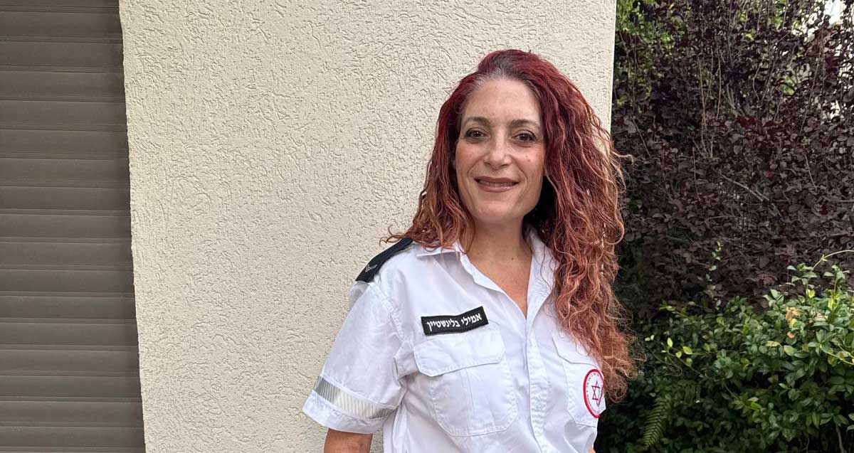 אמילי גרינשטיין עם חולצה של מד"א עם שמה על החולצה.