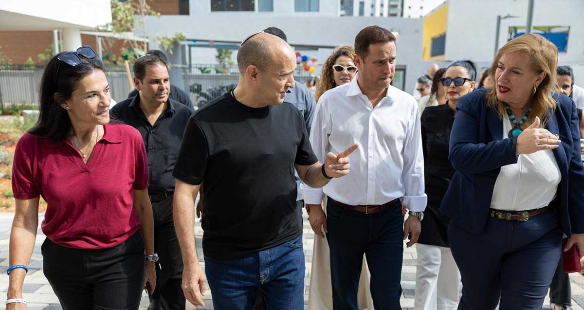 פעם שנייה השבוע בראשון. מימין: ליאל אבן זוהר, רז קינסטליך ונפתלי בנט