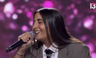 הזמרת אושר כהן בערוץ 13. שרה עם מיקרופון ביד. תמונת פנים