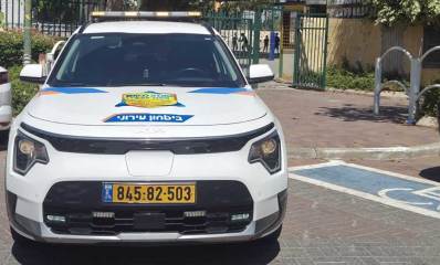 ערוכים לשמור עליכם. רכב של החברה לבטחון, על מכסה המנוע כיתוב: ביטחון עירוני וסמל של החברה.